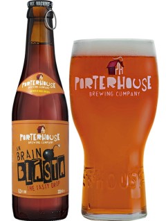 irisches Bier und Craft Beer Porterhouse Brainblasta in der 33 cl Bierflasche mit vollem Bierglas