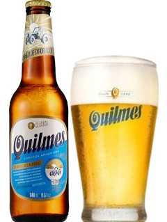 argentinisches Bier Quilmes in der 0,33 l Bierflasche mit vollem Bierglas